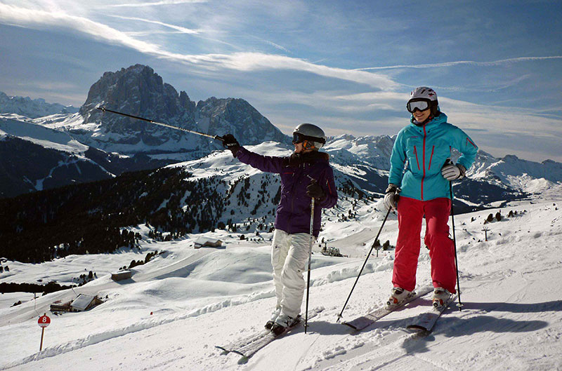 Skier dans les Dolomites